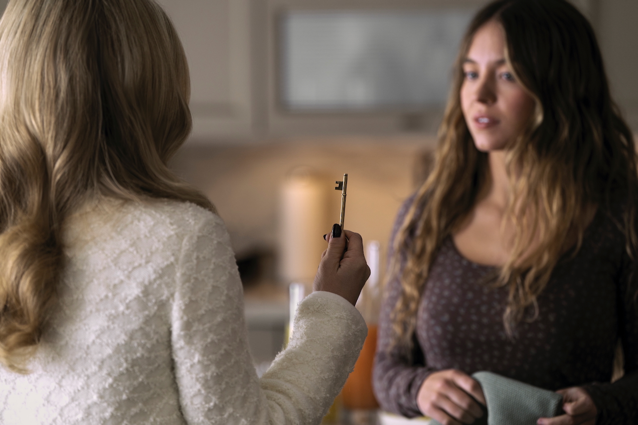 Amanda Seyfried as Nina and Sydney Sweeney as Millie in The Housemaid. Photo Credit: Daniel McFadden/Lionsgate